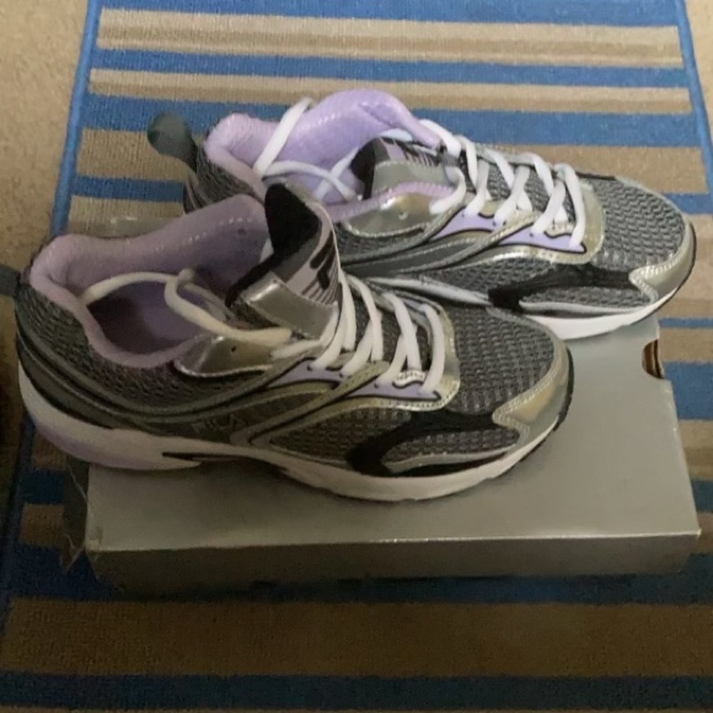 Fula Size 7 Silver Women’s Sneakers